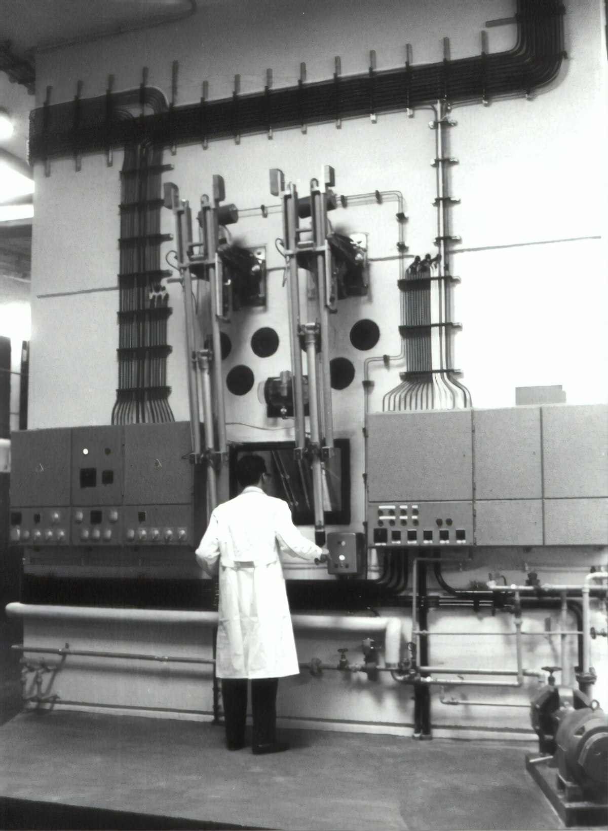 原子力関連の研究施設で作業する研究者たちの歴史的な写真(1961年撮影)