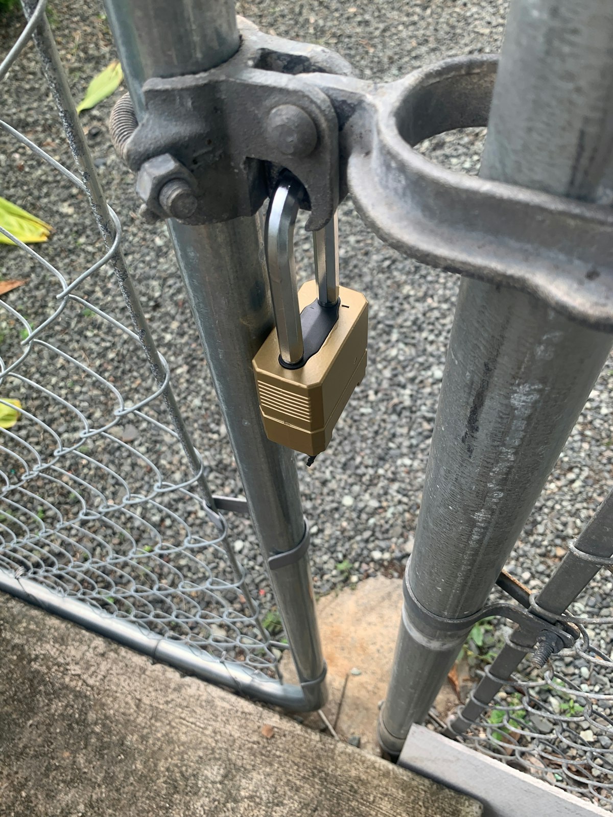 南京錠がかけられたゲートのイメージ