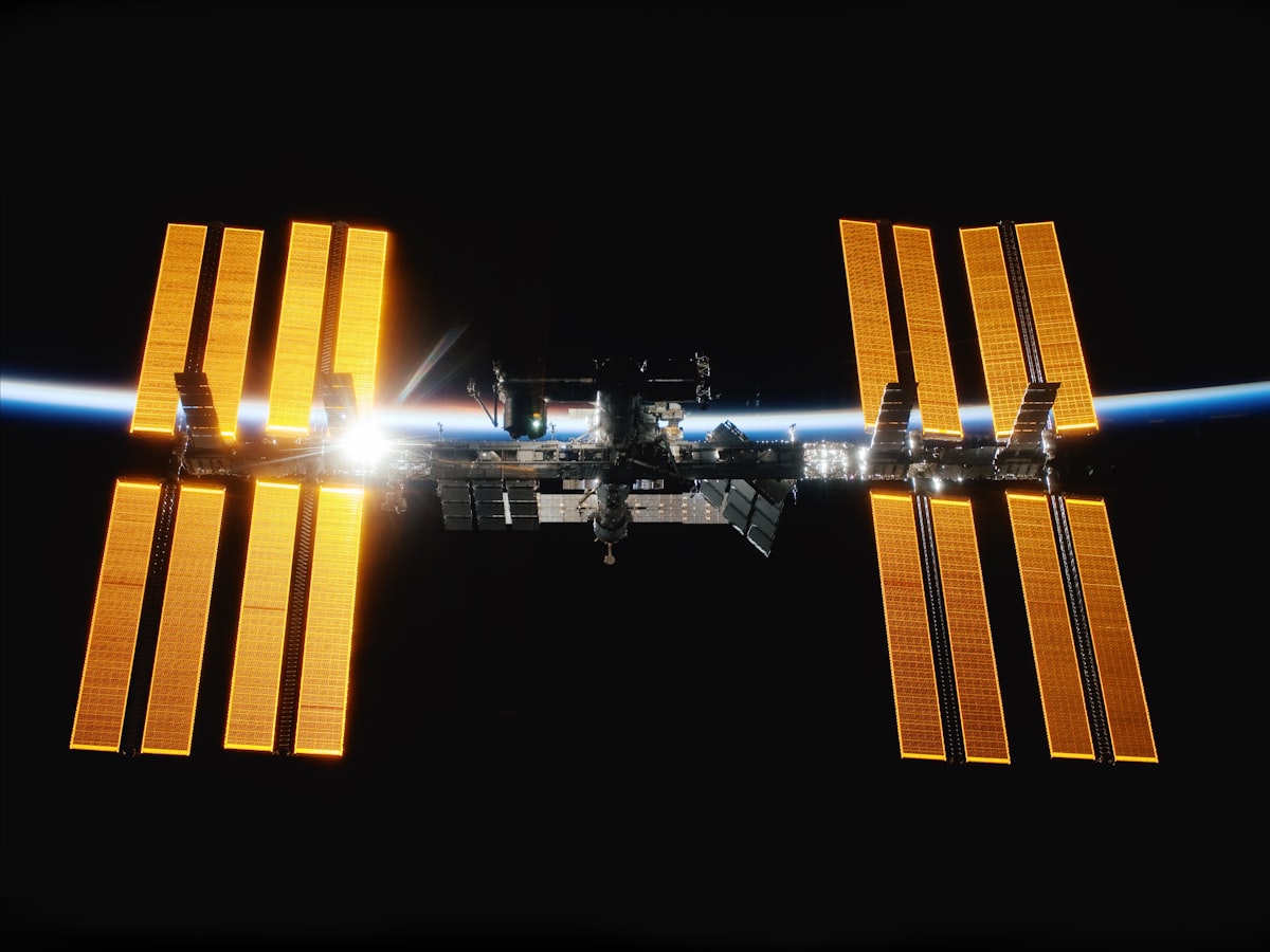 地球を周回する国際宇宙ステーションの写真